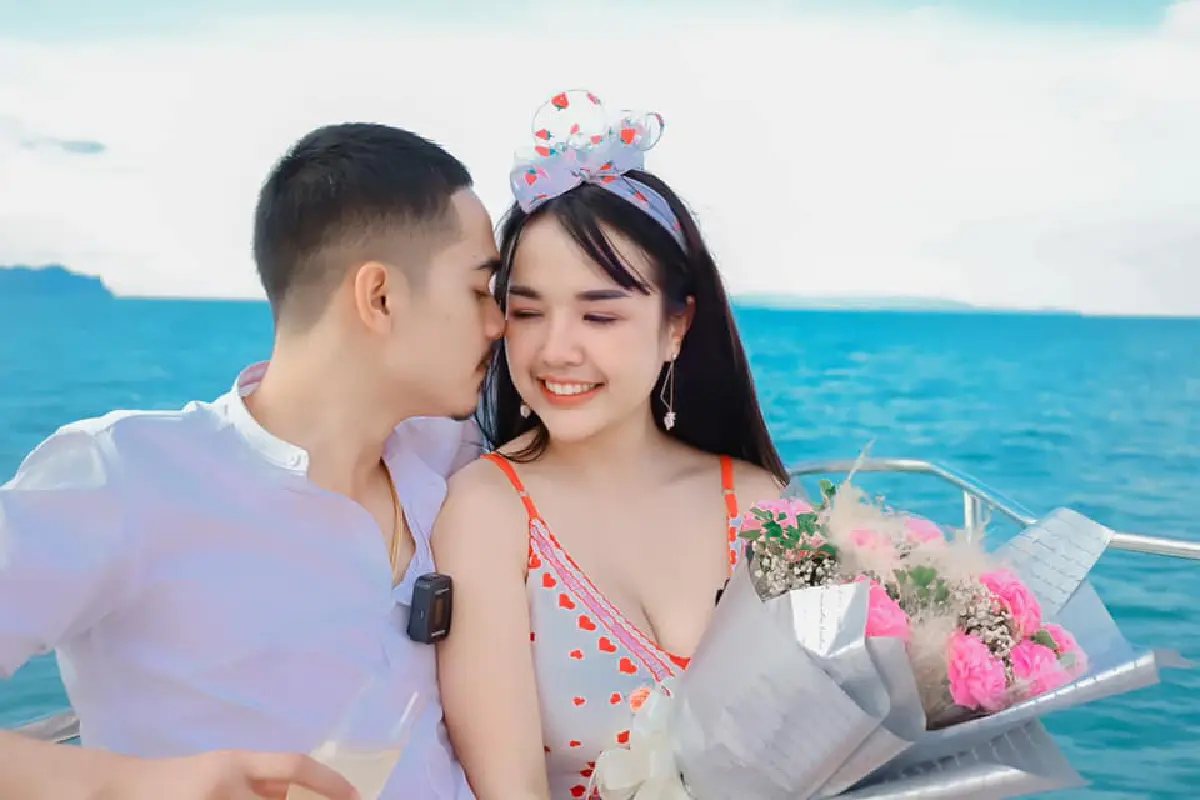 วันแห่งความสุข! “ยิว” ขอ “เจนนี่” แต่งงานกลางทะเล แต่งานนี้กลับมีความพีคแรง