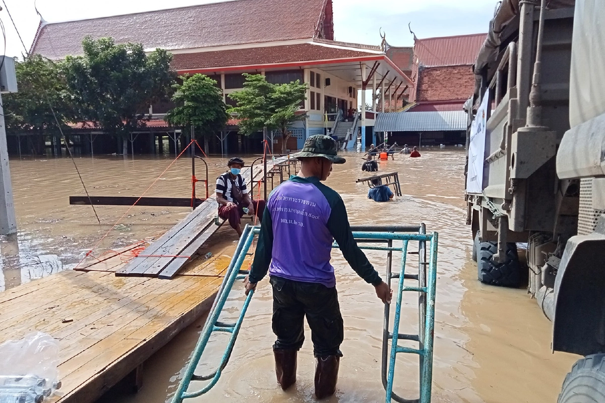 ชมคลิป แรงดันแม่น้ำเจ้าพระยา ทะลักพังเขื่อนกั้นวัดจุฬามณี