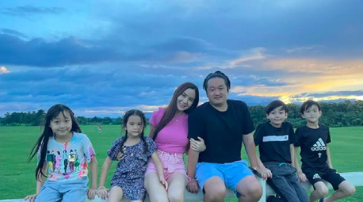 "พลอย ชิดจันทร์" จัดปาร์ตี้สุดอบอุ่น และมอบของขวัญสุดอลังการ ให้สามี “เคน ฮุง” 