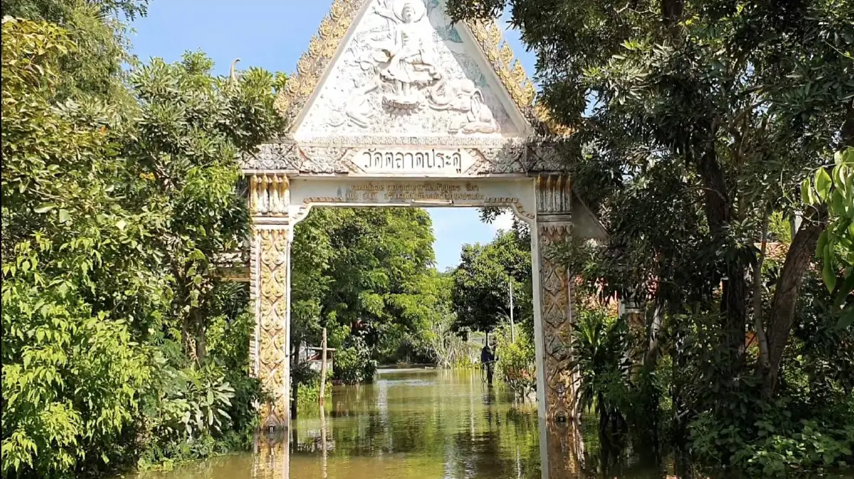 น้ำท่วมพิมายพระเณรเดือดร้อนหนักบิณฑบาตไม่ได้