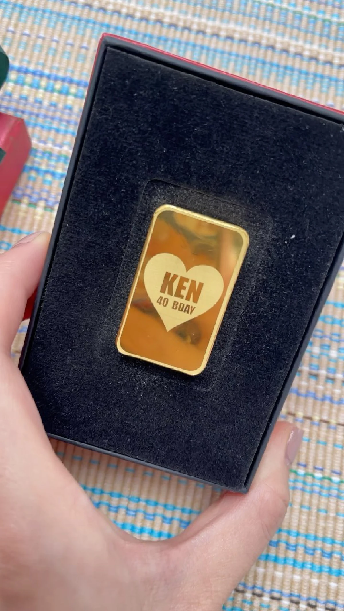 "พลอย ชิดจันทร์" จัดปาร์ตี้สุดอบอุ่น และมอบของขวัญสุดอลังการ ให้สามี “เคน ฮุง” 