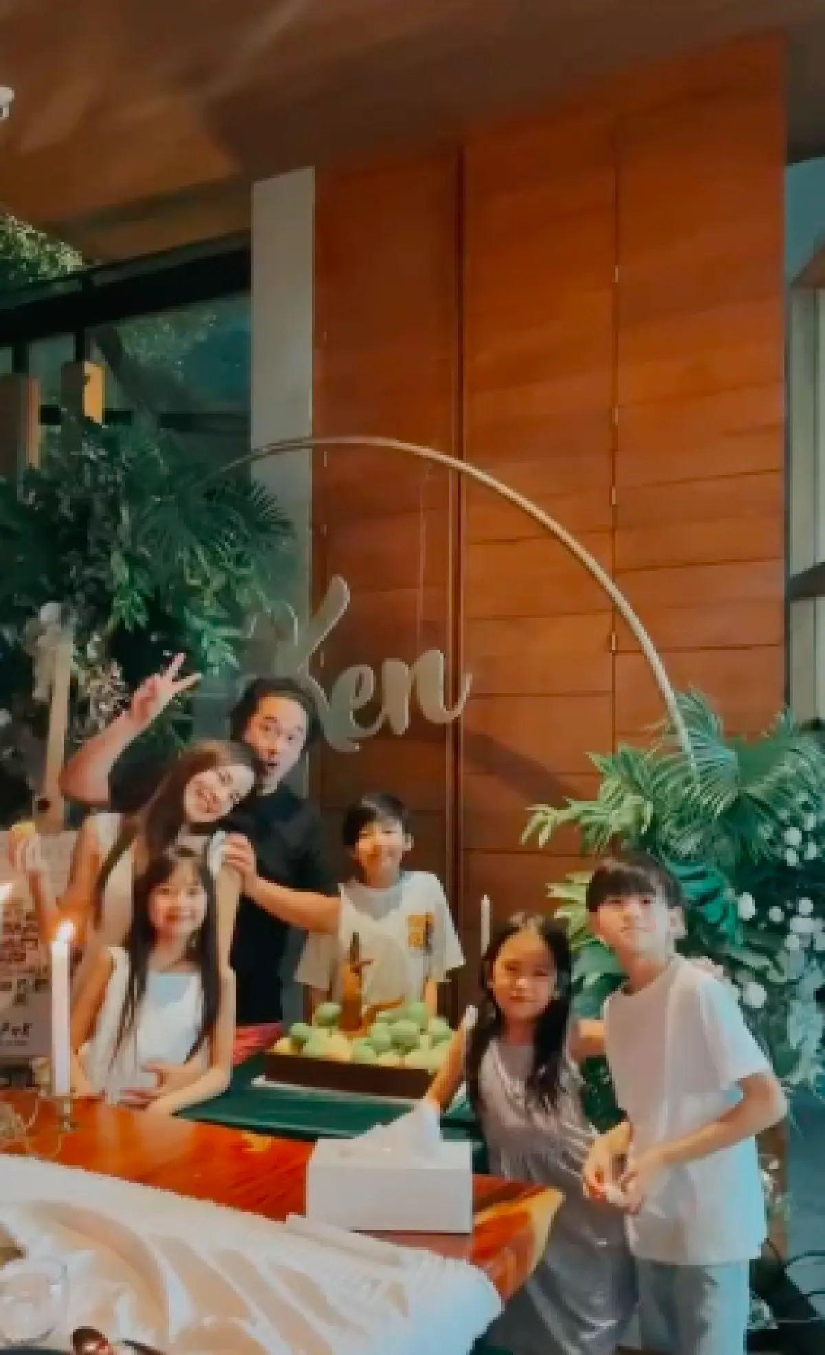 "พลอย ชิดจันทร์" จัดปาร์ตี้สุดอบอุ่น และมอบของขวัญสุดอลังการ ให้สามี “เคน ฮุง” 