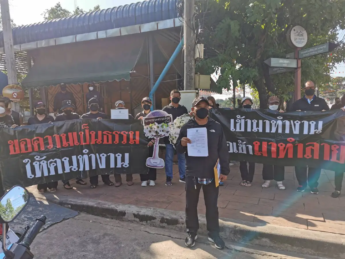 ฮือประท้วงผู้บริหารเทศบาลเมืองบุรีรัมย์ถูกเลิกจ้างไม่เป็นธรรม