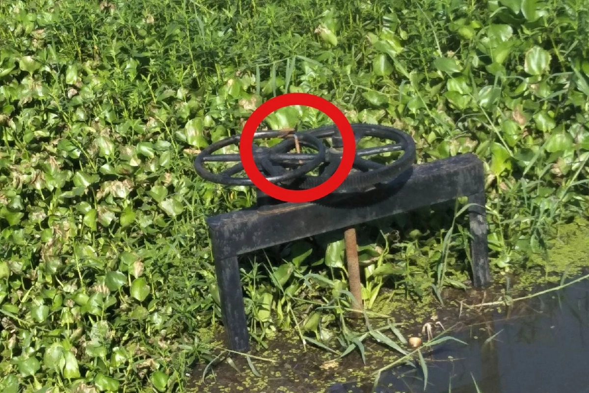 มือดีเชื่อมเหล็กปิดตายตัวหมุนประตูระบายน้ำ