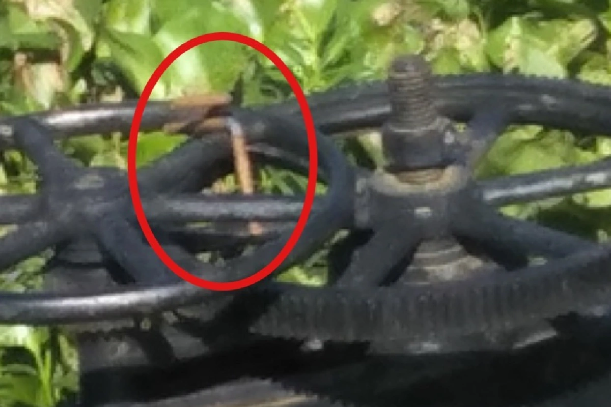 มือดีเชื่อมเหล็กปิดตายตัวหมุนประตูระบายน้ำ