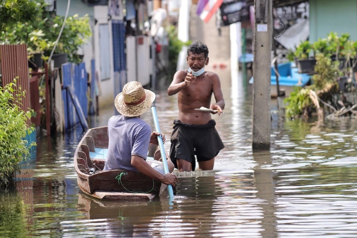 แม่ทัพภาค1ตรวจน้ำท่วมปทุมฯมอบถุงยังชีพ1,000ชุด