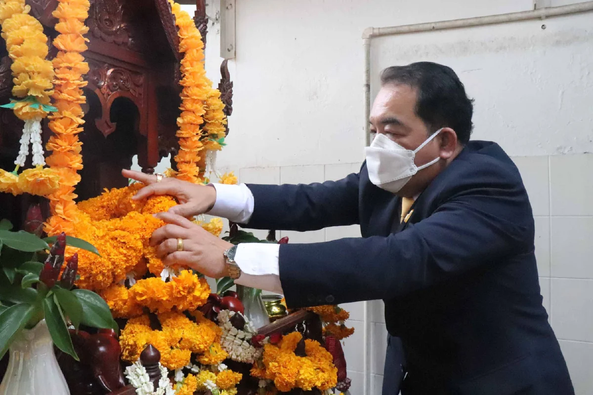 นายสุรศักดิ์ อินศรีไกร  เลขาธิการ กศน. เข้าสักการะสิ่งศักดิ์สิทธิ์ประจำกระทรวงศึกษาธิการ