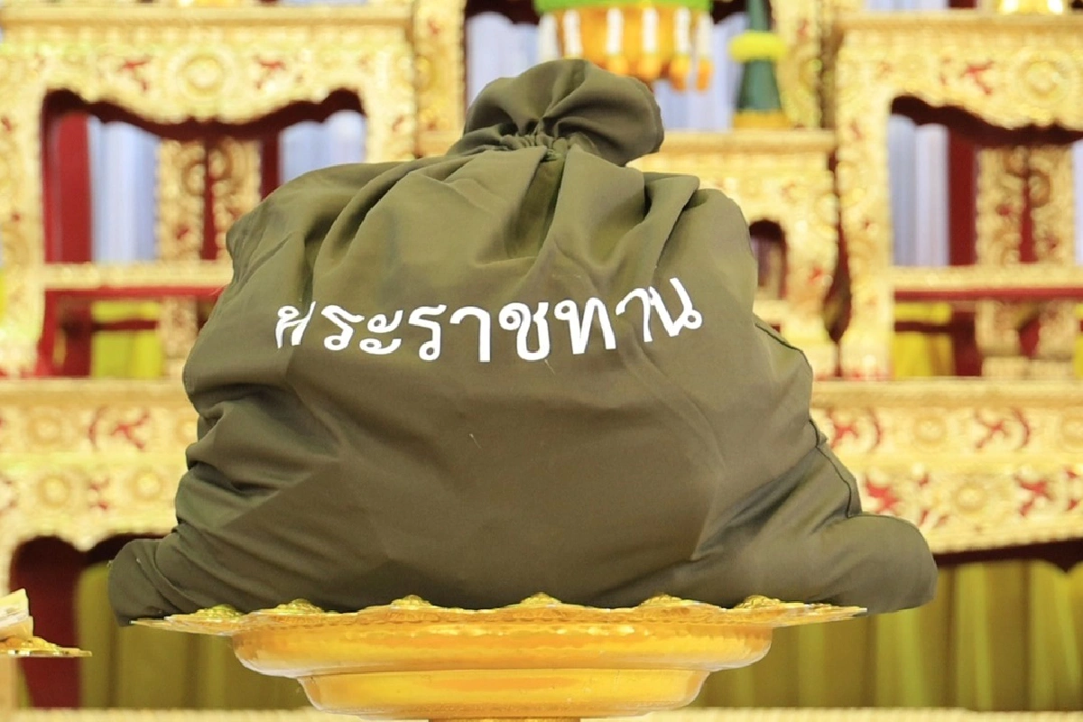 ในหลวง พระราชทานถุงยังชีพช่วยผู้ประสบอุทกภัย อ.โนนสูง