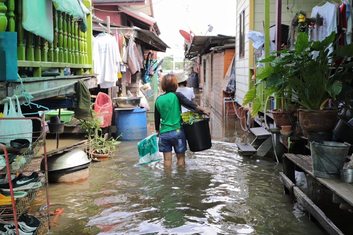 แม่ทัพภาค1ตรวจน้ำท่วมปทุมฯมอบถุงยังชีพ1,000ชุด