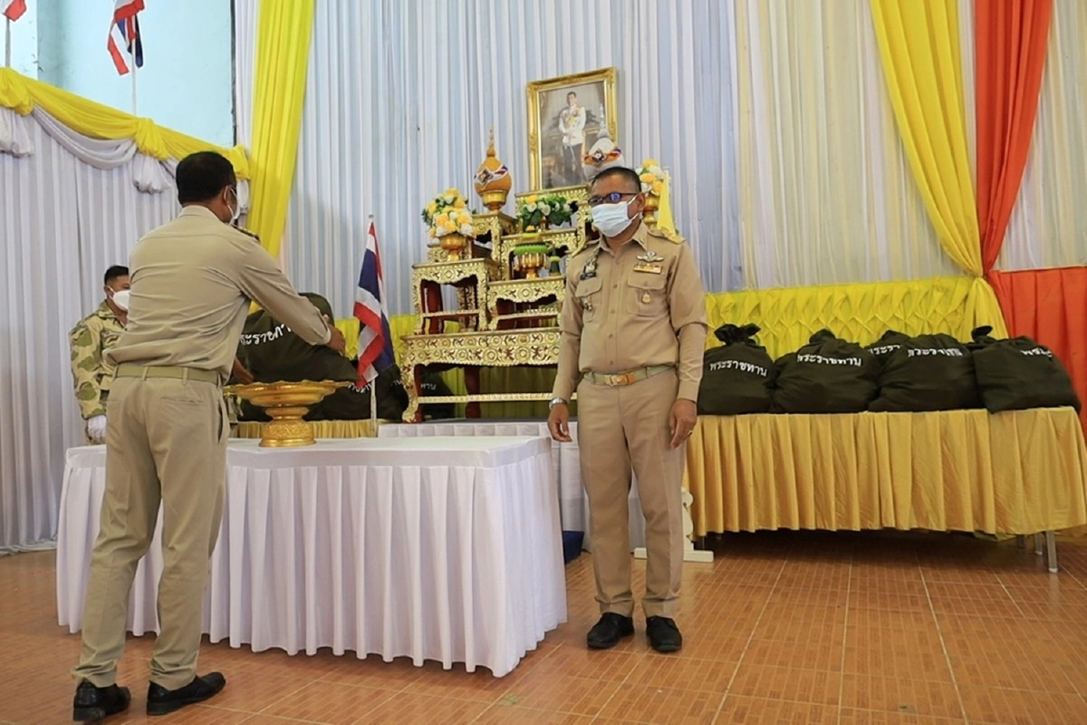 ในหลวง พระราชทานถุงยังชีพช่วยผู้ประสบอุทกภัย อ.โนนสูง