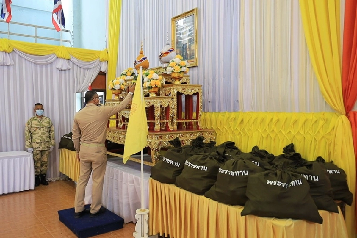 ในหลวง พระราชทานถุงยังชีพช่วยผู้ประสบอุทกภัย อ.โนนสูง