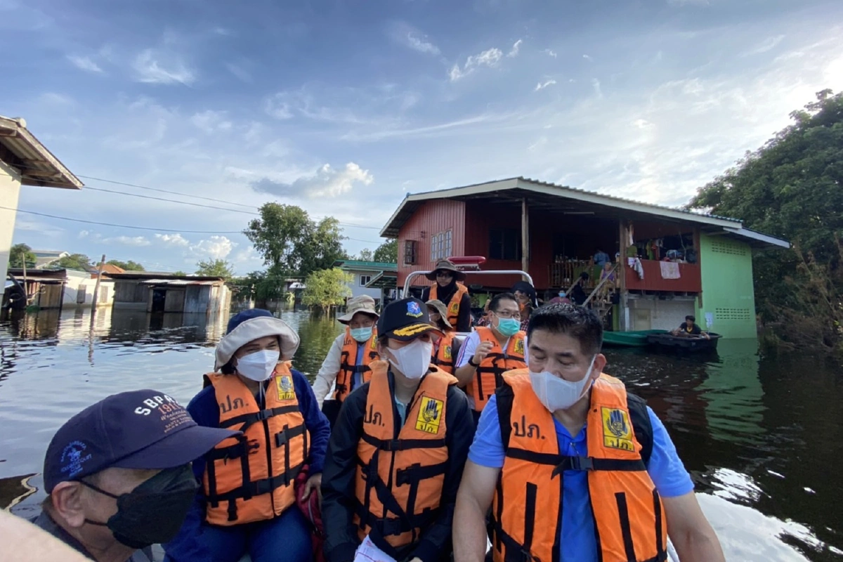"ธรรมนัส"ลุยช่วยผู้ประสบภัยน้ำท่วมลพบุรี