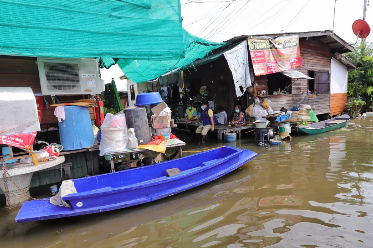 แม่ทัพภาค1ตรวจน้ำท่วมปทุมฯมอบถุงยังชีพ1,000ชุด