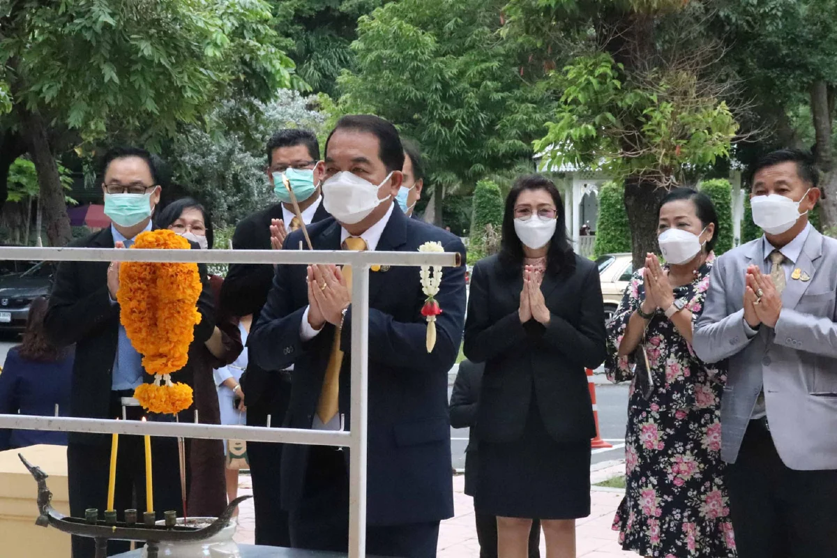 นายสุรศักดิ์ อินศรีไกร  เลขาธิการ กศน. เข้าสักการะสิ่งศักดิ์สิทธิ์ประจำกระทรวงศึกษาธิการ