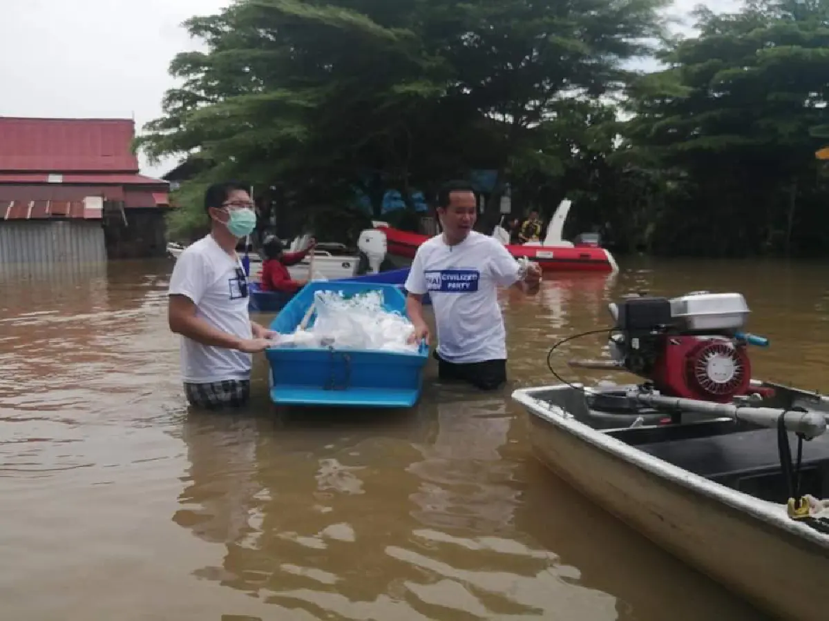 "มงคลกิตติ์" ลงพื้นที่ช่วยน้ำท่วมที่อยุธยา