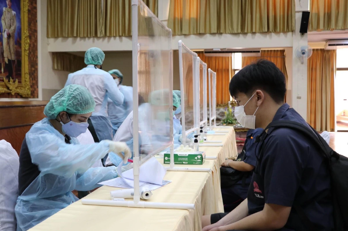 รพ.พญาไทนวมินทร์นำบุคลากรฉีดวัคซีนป้องกันโควิดให้นักเรียน