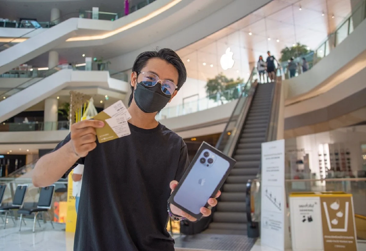 สาวกไอโฟนเข้าคิวซื้อไอโฟน 13 รุ่นล่าสุด ที่แอ๊ปเปิ้ลสโตร์ ไอคอนสยาม