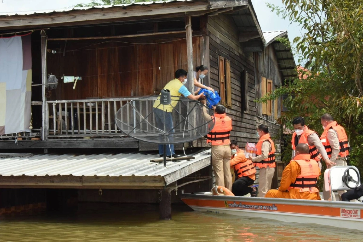 ปลัดเก่งเยี่ยมผู้ประสบภัยน้ำท่วมพิจิตรย้ำคนไทยไม่ทิ้งกัน
