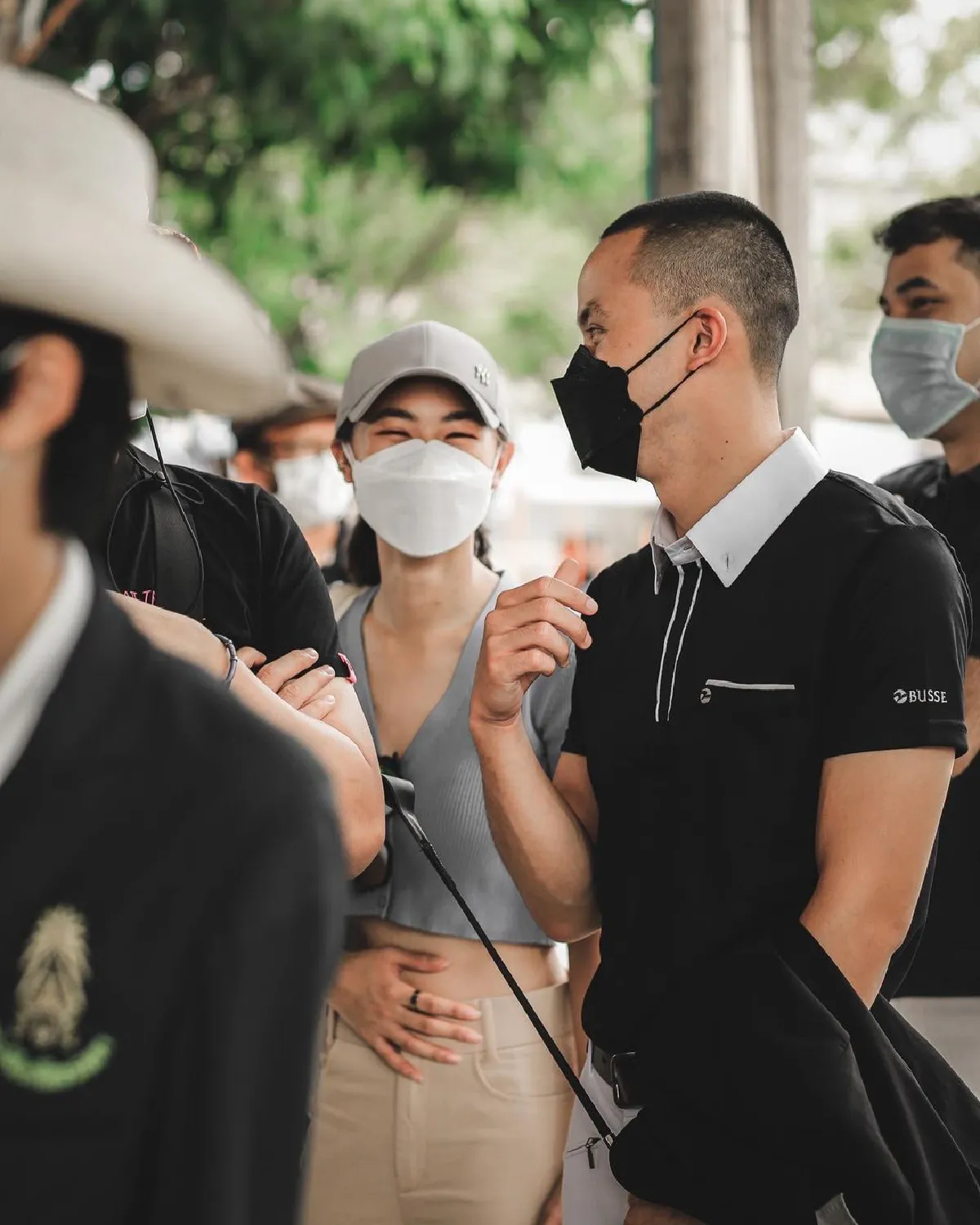 “เพลง” ไม่ห่าง! เกาะขอบสนาม เชียร์ “เป๊ก” ขี่ม้าข้ามเครื่องกีดขวาง 