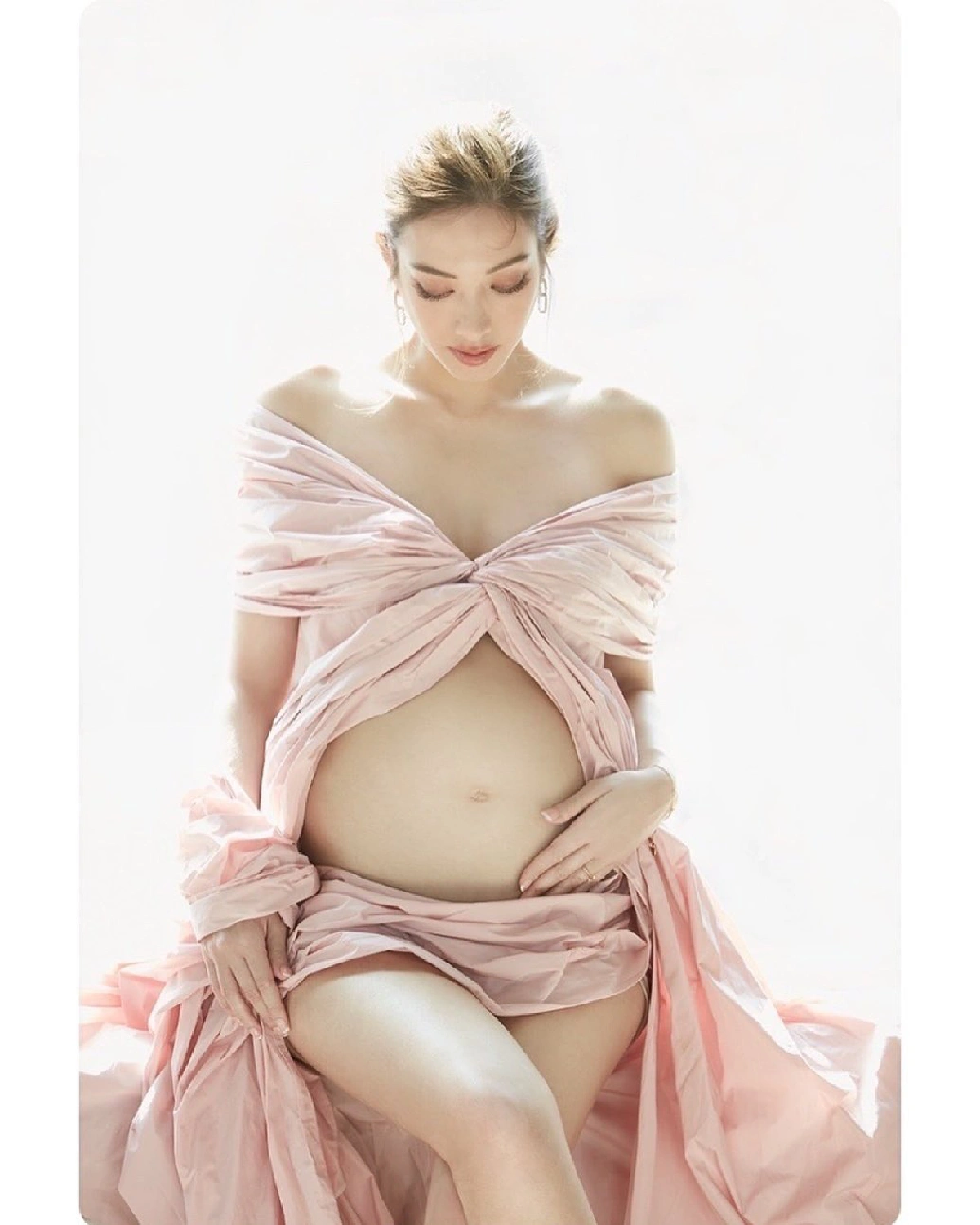 “แป้ง อรจิรา” อุ้มท้องถ่ายแฟชั่นว่าที่คุณแม่ สวยและปังมากทุกลุค