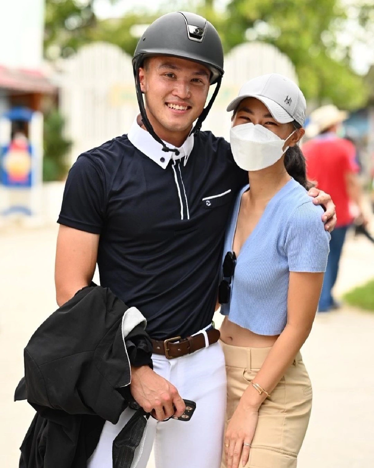 “เพลง” ไม่ห่าง! เกาะขอบสนาม เชียร์ “เป๊ก” ขี่ม้าข้ามเครื่องกีดขวาง 