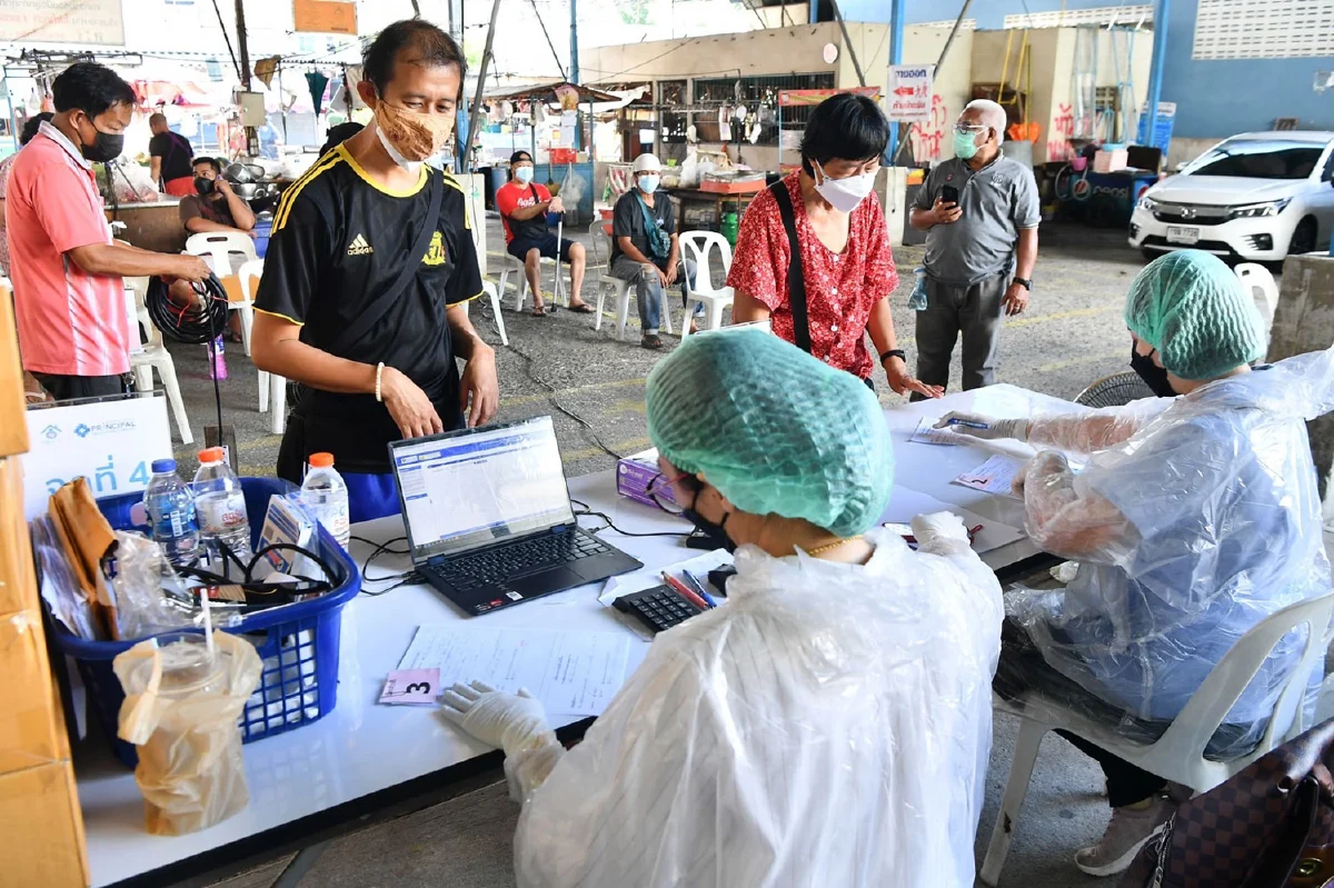 รพ.สนามแสงแห่งใจ ปูพรมตรวจโควิด-19 เชิงรุกในชุมชน