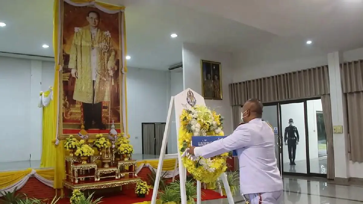ทุกทิศทั่วไทย วางพวงมาลา คล้ายวันสวรรคตร.9