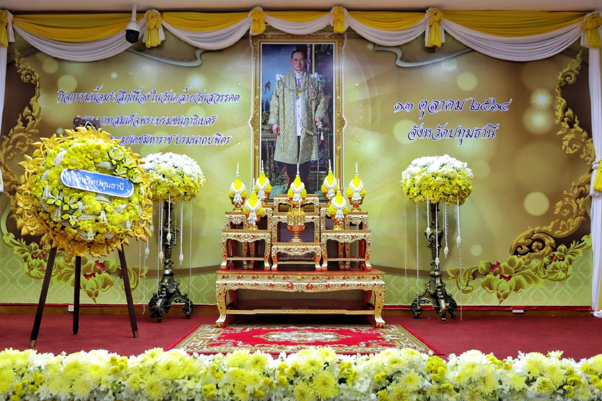 ทุกทิศทั่วไทย วางพวงมาลา คล้ายวันสวรรคตร.9