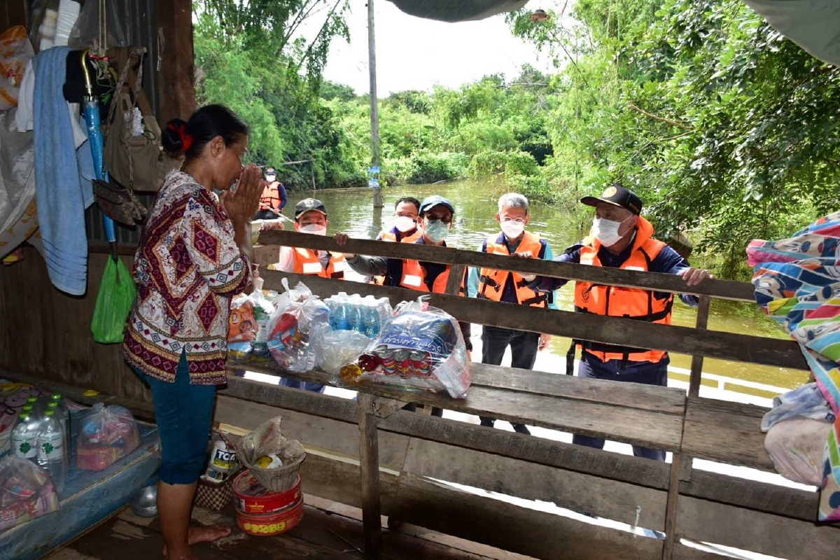 รมว.คมนาคมลงพื้นที่ลพบุรี-อ่างทองตรวจความเสียหายอุทกภัย