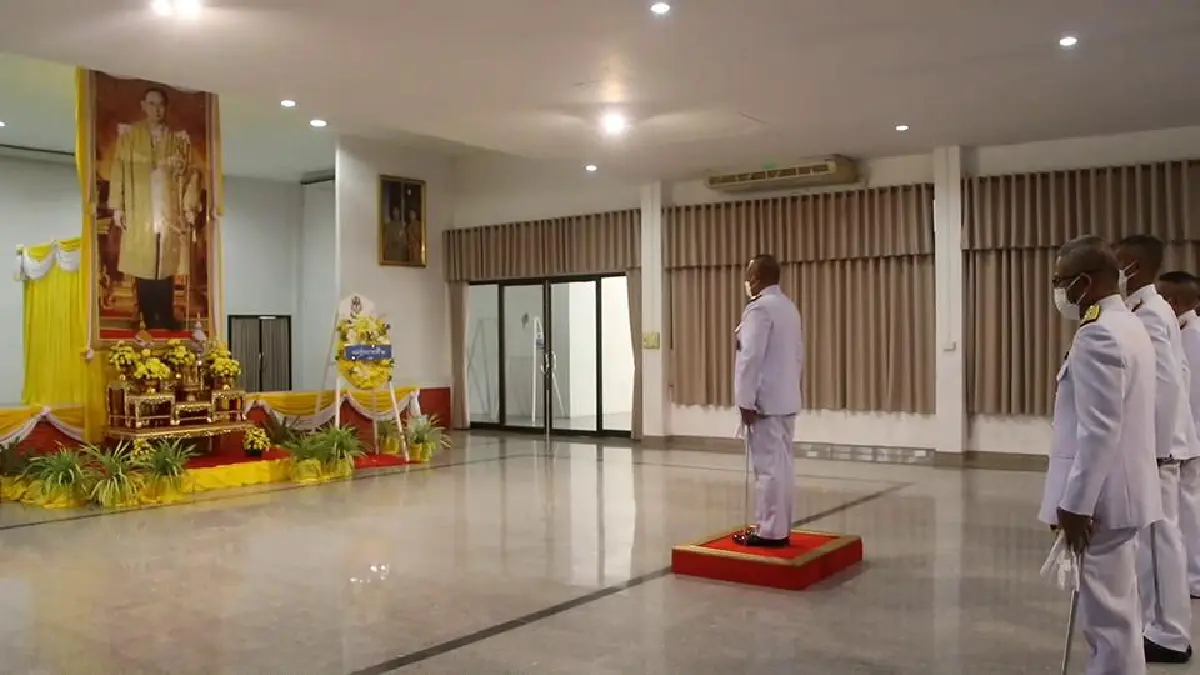 ทุกทิศทั่วไทย วางพวงมาลา คล้ายวันสวรรคตร.9