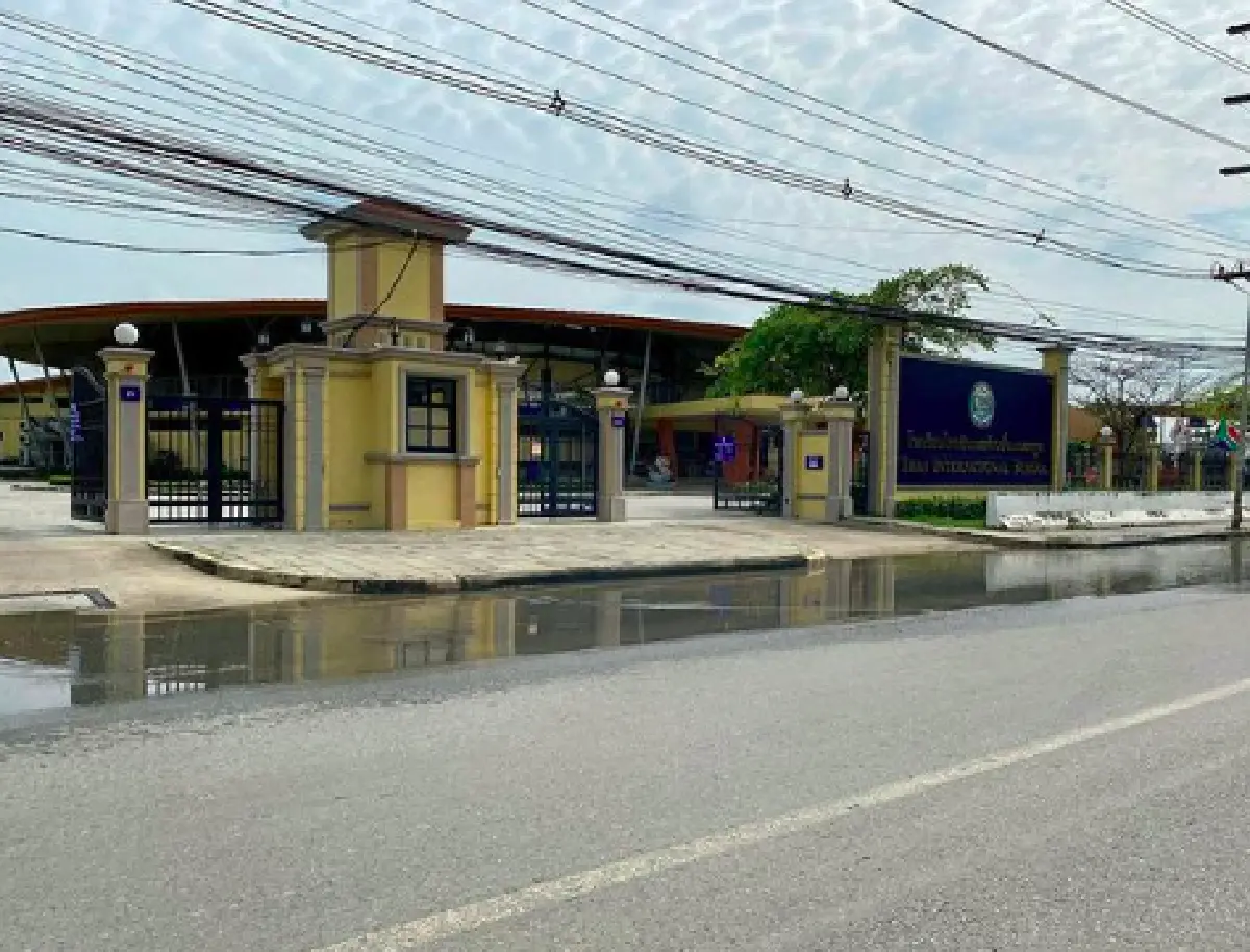 "ปอนด์" สามี "นุ้ย สุจิรา" เผยภาพน้ำท่วมโรงเรียนนานาชาติของครอบครัว