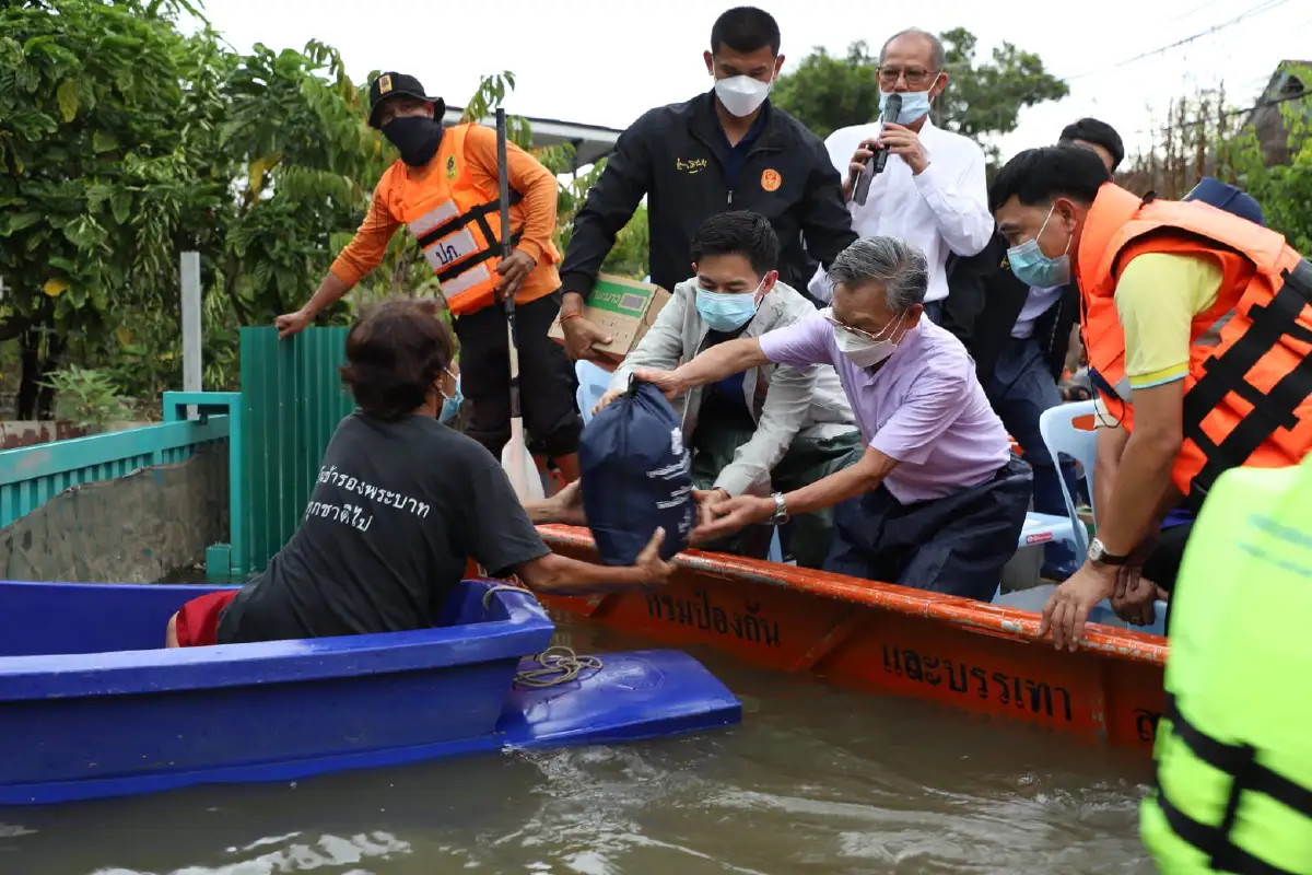 "ชวน"ลุยน้ำมอบถุงยังชีพช่วยผู้ประสบภัยน้ำท่วมอ.บางไทร