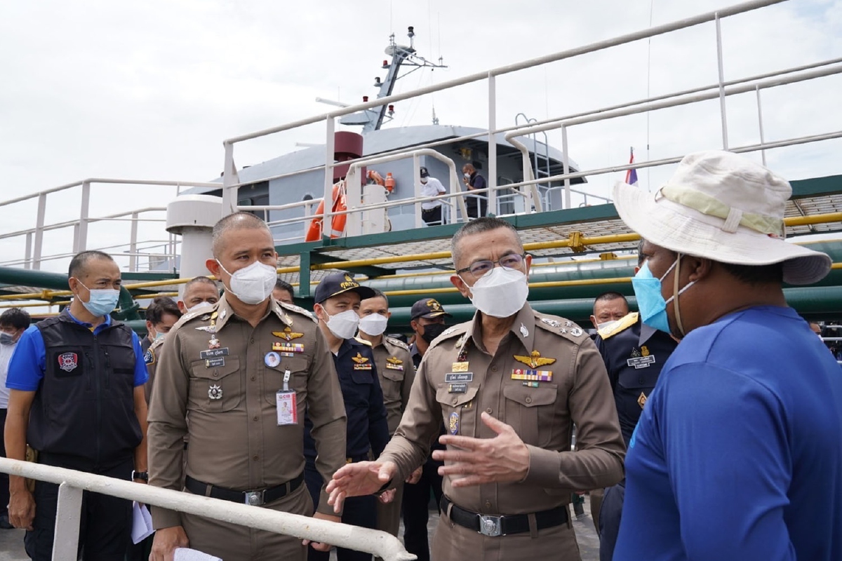 ผบ.ตร.แถลงจับเรือบรรทุกน้ำมันเถื่อนกว่า 1 ล้านลิตร ผบ.ตร.แถลงจับเรือบรรทุกน้ำมันเถื่อนกว่า 1 ล้านลิตร