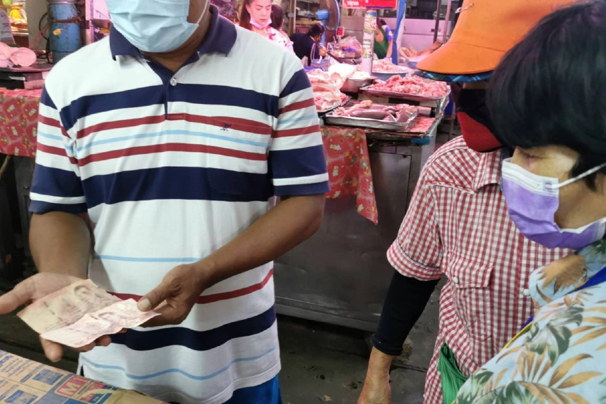 ผู้ค้าตลาดสดบุรีรัมย์ผวาแบงค์100ปลอมระบาด