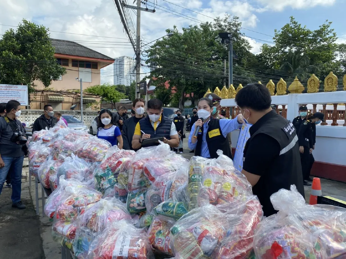 ธรรมนัส-นฤมลแจกถุงบรรเทาทุกน้ำท่วมริมเจ้าพระยา