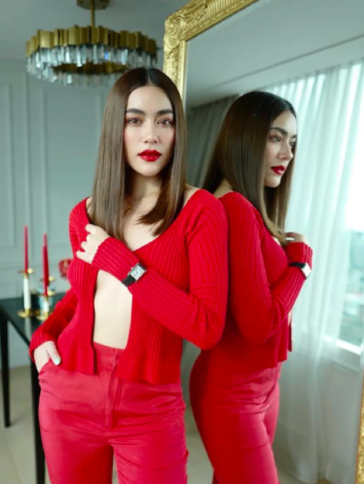 คนบันเทิงสาวกับ "เสื้อเด็กดื้อ" สุดแซ่บ เผยหน้าอกหน้าใจให้เห็นกันเบาๆ