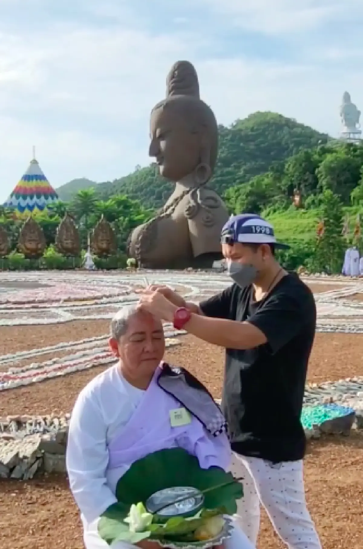 “ป๋าต๊อบ” โกนผมบวชชีที่หุบเขาโพธิสัตว์ ด้าน “ปีใหม่” ร่วมอนุโมทนาบุญ