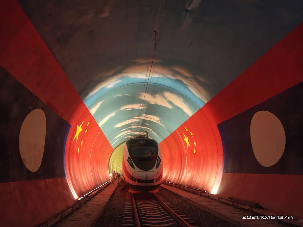 มาแล้ว! รถไฟหัวกระสุนเพื่อ ‘ทางรถไฟจีน-ลาว’ วิ่งทะยานถึงเวียงจันทน์