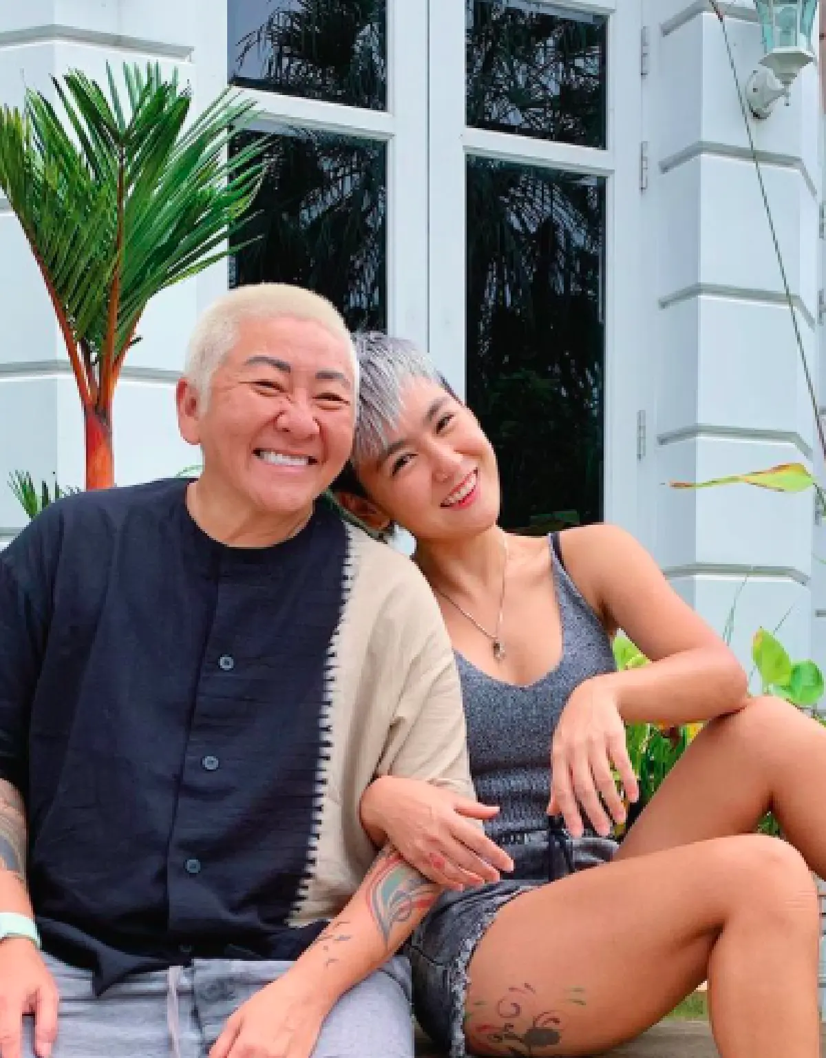 “ป๋าต๊อบ” โกนผมบวชชีที่หุบเขาโพธิสัตว์ ด้าน “ปีใหม่” ร่วมอนุโมทนาบุญ