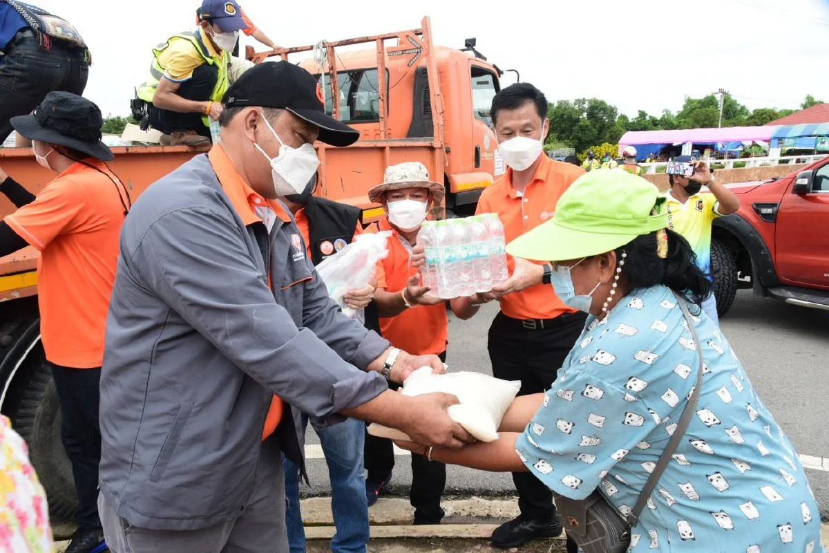 MEA ร่วมกับ สหภาพแรงงานฯ และภาคี มอบถุงยังชีพ ช่วยเหลือผู้ประสบภัยน้ำท่วม จังหวัดสิงห์บุรี