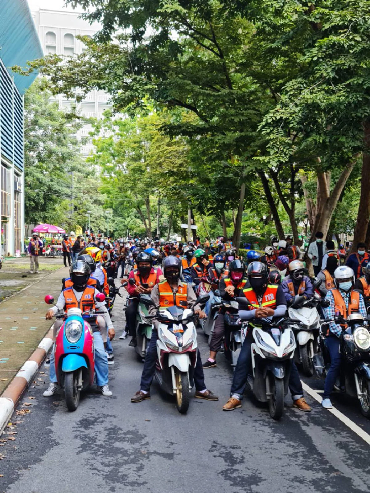 รมว.สุชาติ ส่งคณะที่ปรึกษา มอบถุงยังชีพแก่ผู้ขับขี่รถจักรยานยนต์รับจ้าง 1,500 ชุด บรรเทาความเดือดร้อนจากผลกระทบโควิด-19 