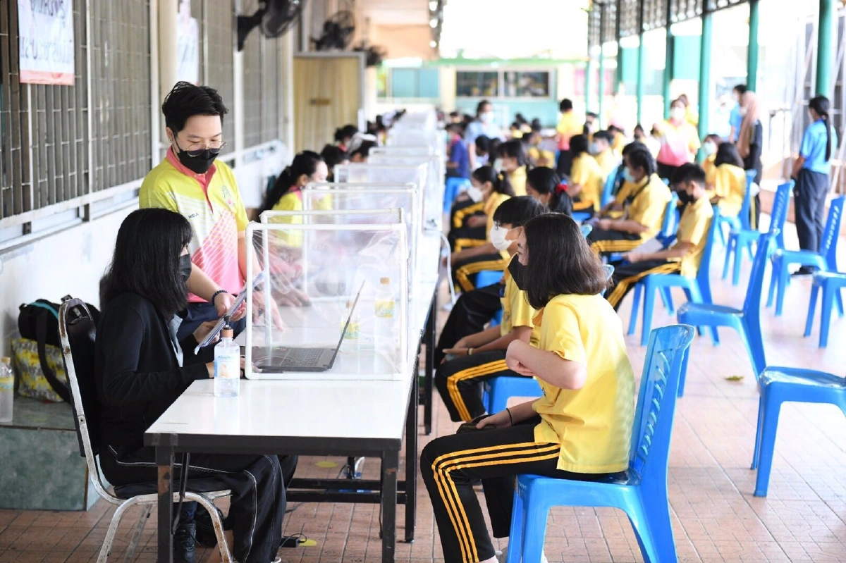 กทม.เปิดจุดฉีดวัคซีนไฟเซอร์ให้นักเรียน ม.ต้น 31,004 คน