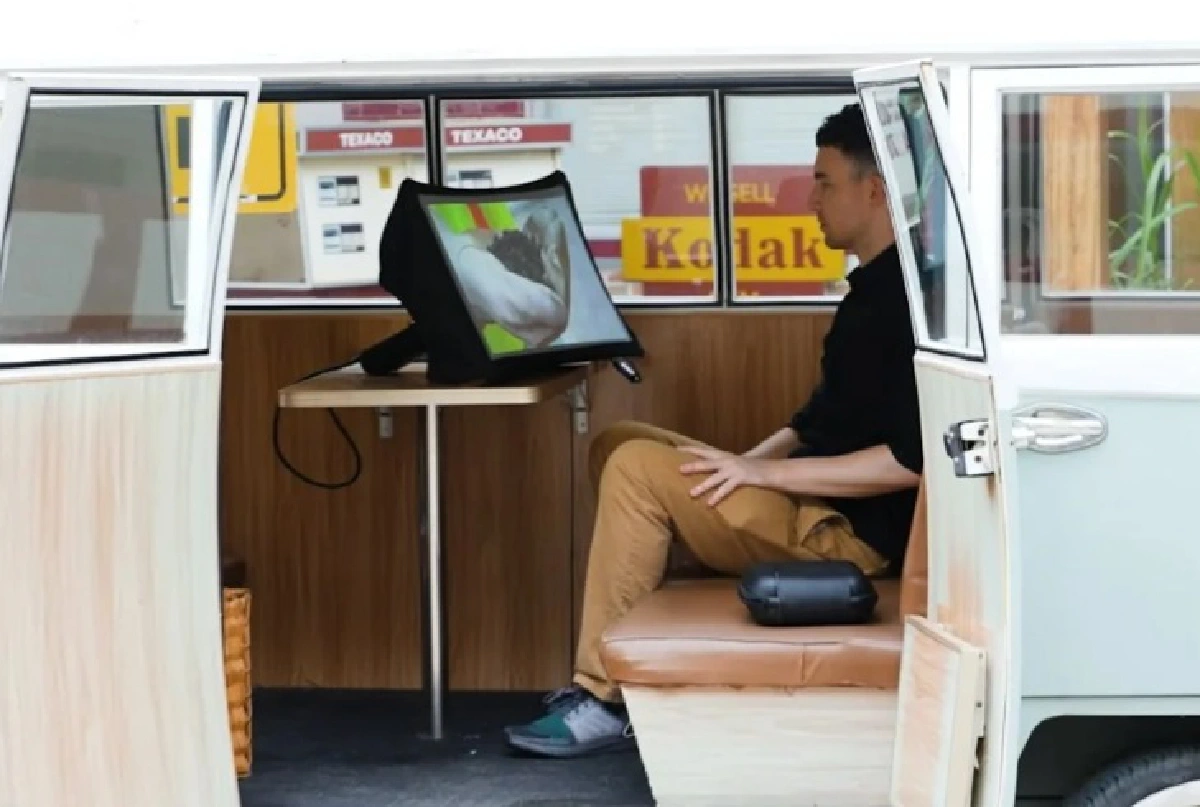 ดีไซน์แห่งอนาคต Splay โปรเจคเตอร์ 2-in-1 ที่ทำให้ทุกสิ่งใหญ่ขึ้น