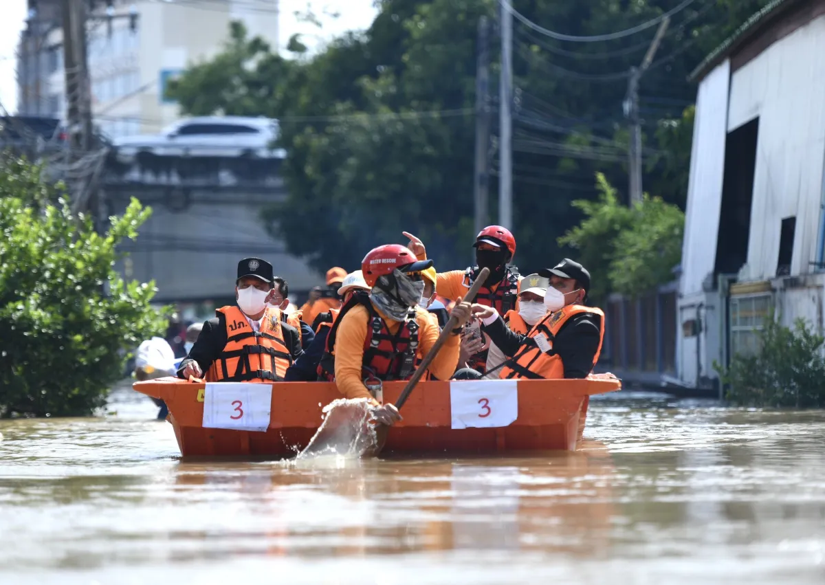 "ประยุทธ์"เยี่ยมให้กำลังน้ำท่วมสิงห์บุรีเปิดตัวโดรนส่งกล่องยา