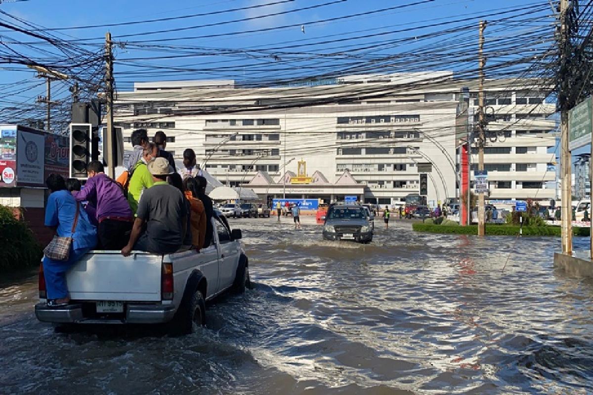 เปิดภาพมุมสูงน้ำล้นตลิ่งลำตะคองทะลักท่วมตัวเมืองโคราช รพ.มหาราชไม่รอด!
