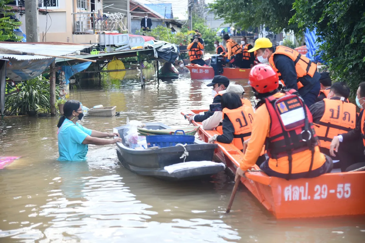 "ประยุทธ์"เยี่ยมให้กำลังน้ำท่วมสิงห์บุรีเปิดตัวโดรนส่งกล่องยา