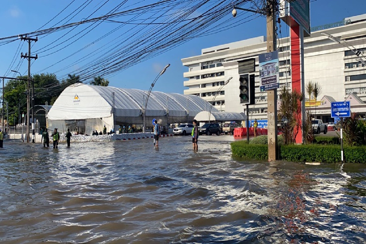 เปิดภาพมุมสูงน้ำล้นตลิ่งลำตะคองทะลักท่วมตัวเมืองโคราช รพ.มหาราชไม่รอด!