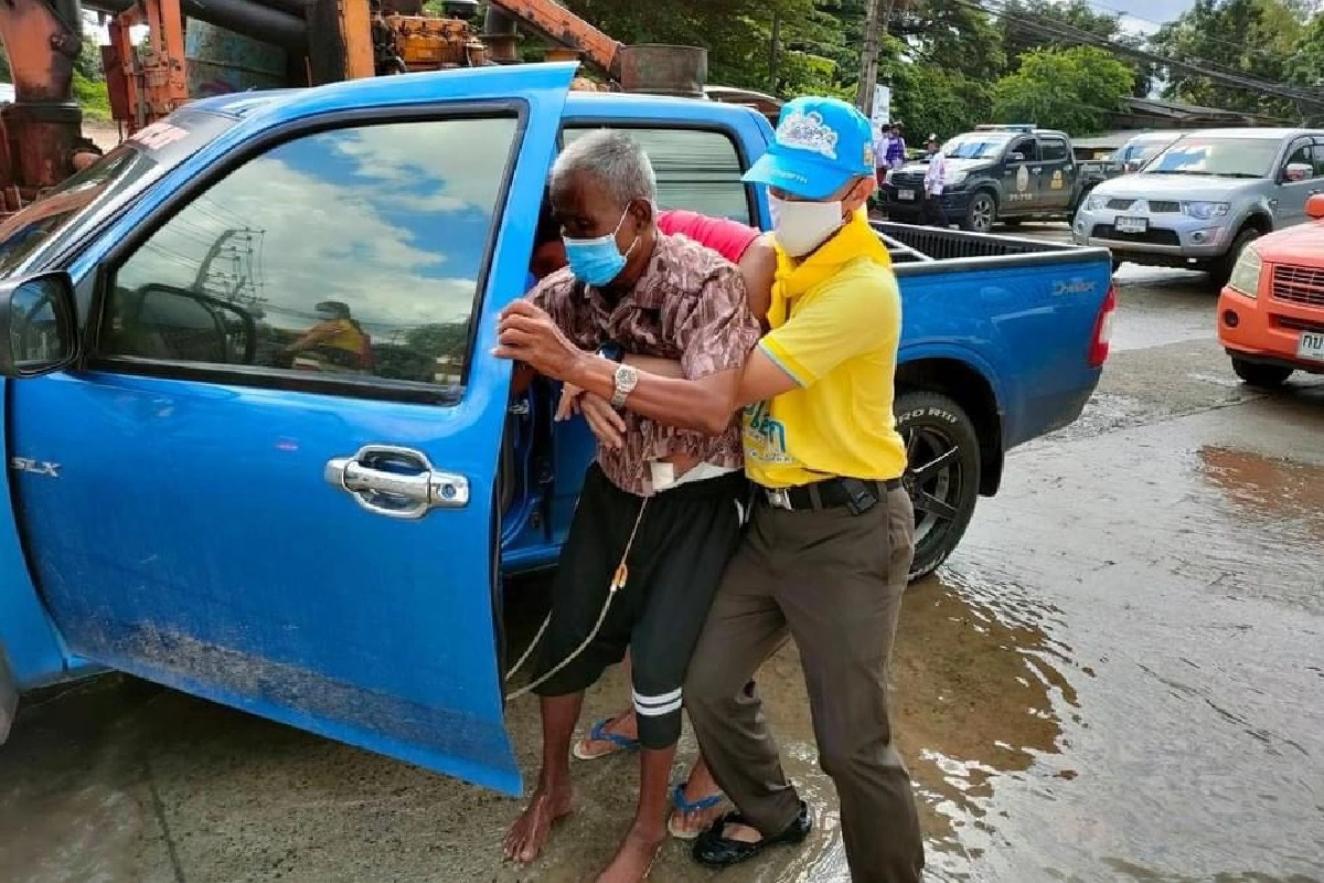 ผู้กำกับเมืองโคราช นำทีมลุยน้ำท่วมสูง ช่วยเด็ก-ผู้สูงอายุ-ป่วยติดเตียง