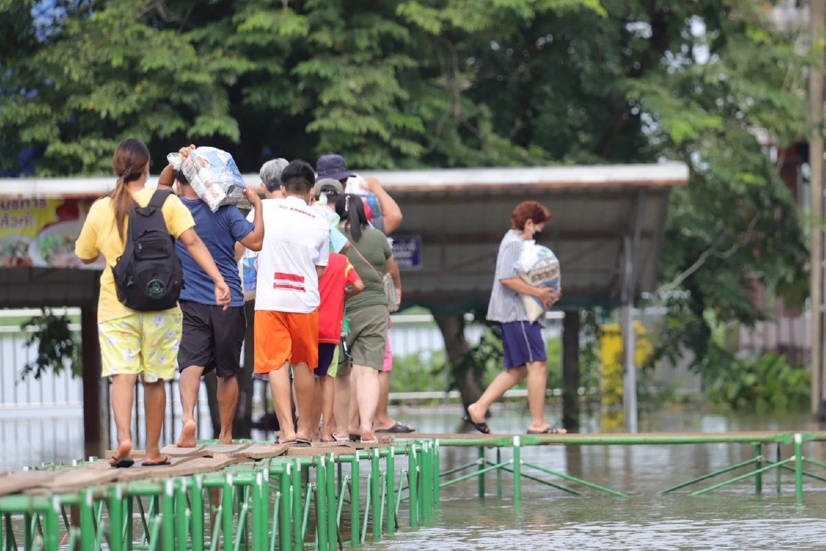 "ศักดิ์สยาม"รับปากชาวปทุมขยายถนน3309เสียหายอุทกภัย