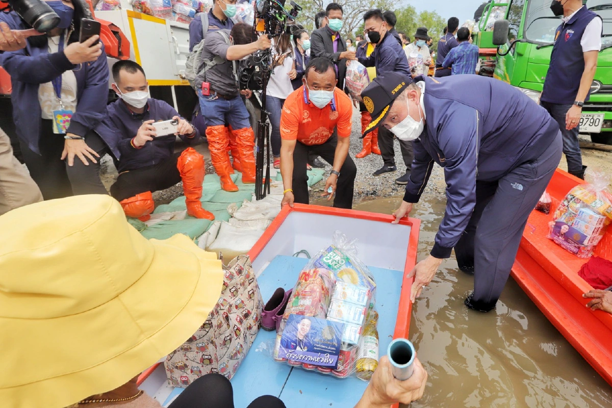 "ศักดิ์สยาม"รับปากชาวปทุมขยายถนน3309เสียหายอุทกภัย